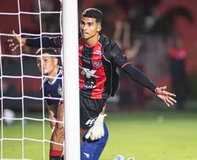 Vitória atropela o Coritiba em casa e encosta no G-8 do Brasileirão