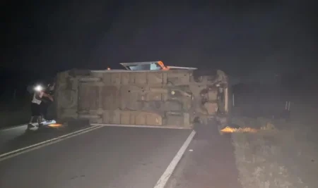 Van que levava banda capota e deixa cinco feridos na Bahia