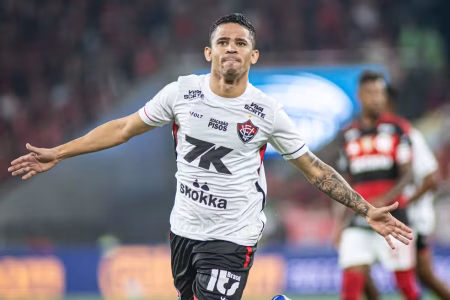STJD reduz punições de Erick e Fábio Mota; atacante desfalca o Vitória contra o Fluminense