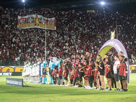 Vitória é multado em R$ 20 mil pelo STJD após manifestações da torcida