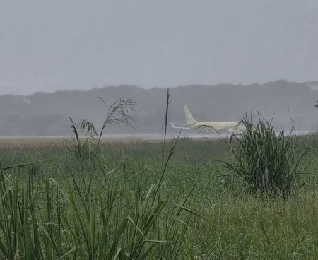 Avião sai da pista após pouso no Aeroporto de Salvador