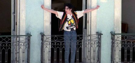 Influenciador substitui totem de Michael Jackson no Pelourinho e destaca importância do espaço turístico