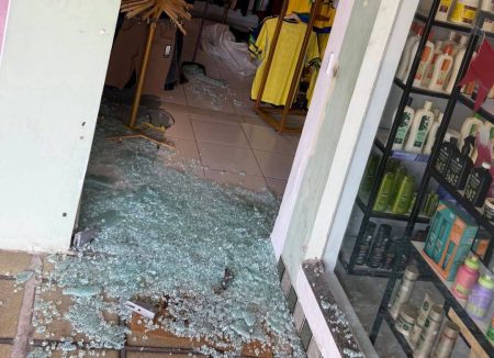 Arrombamento em shopping de Vilas do Atlântico deixa prejuízo em loja de roupas