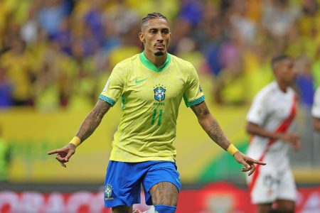 CBF atualiza situação de Raphinha após saída por dores em jogo da Seleção