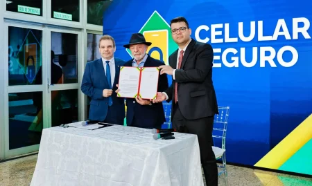 “Celular Seguro”: Lula assina decreto que torna projeto em política permanente