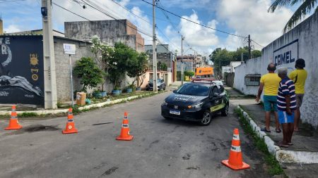 Caminhão perde força em ladeira e atinge carro e três casas na RMS