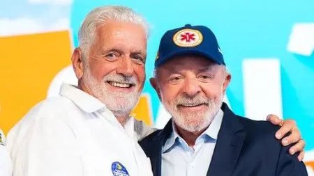 Lula e Jaques Wagner se reúnem para definir permanência do senador na liderança do governo