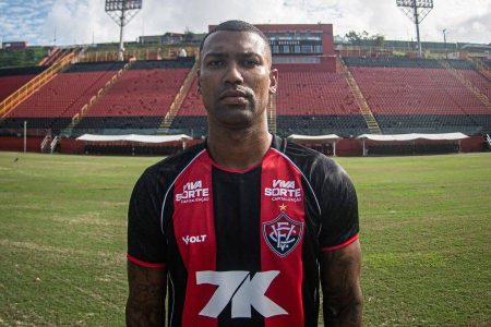 Vitória anuncia contratação do volante Walace por empréstimo até o fim de 2026