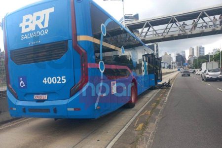Duas mulheres ficam feridas após moto invadir via exclusiva do BRT em Salvador