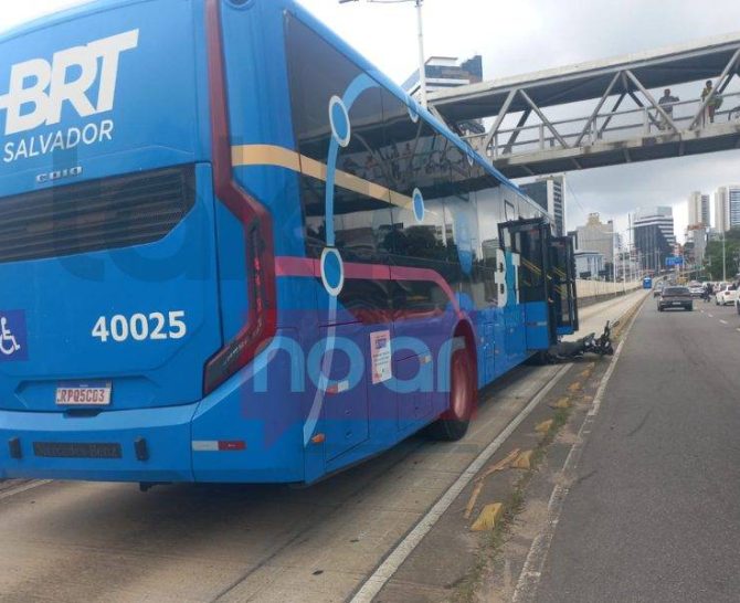 Duas mulheres ficam feridas após moto invadir via exclusiva do BRT em Salvador