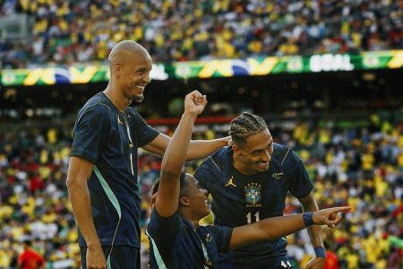 Brasil vence o Egito por 2 a 1 e fecha preparação para a Copa com vitória