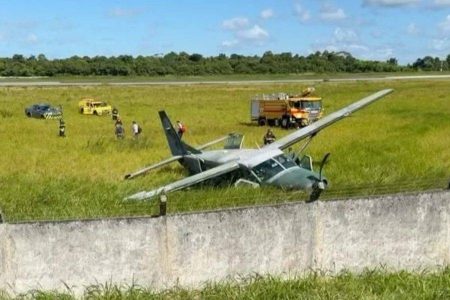 Avião da FAB sai da pista de aeroporto em cidade baiana e provoca cancelamento de oito voos