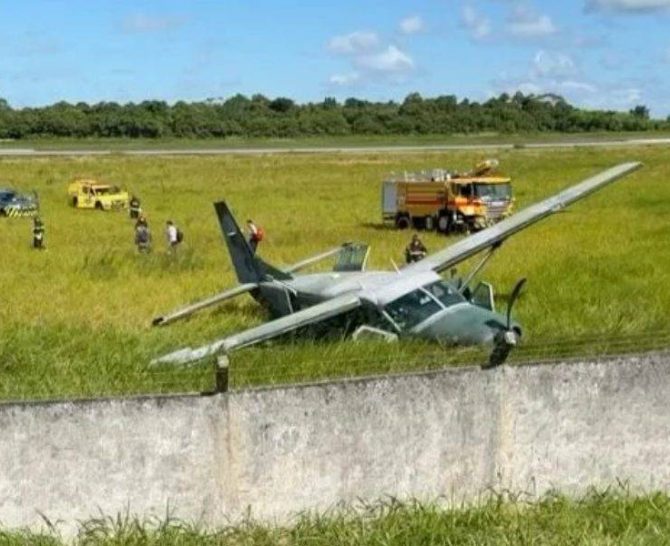 Avião da FAB sai da pista de aeroporto em cidade baiana e provoca cancelamento de oito voos