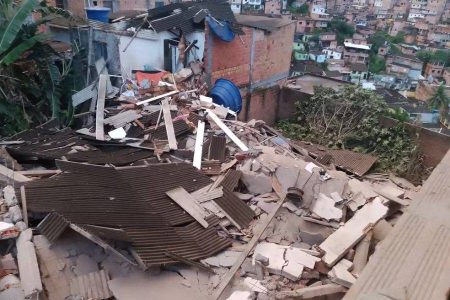 Desabamento de imóvel em Pirajá deixa criança ferida