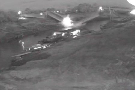 Veja o momento em que ponte recém-inaugurada desaba no Acre e deixa quatro feridos