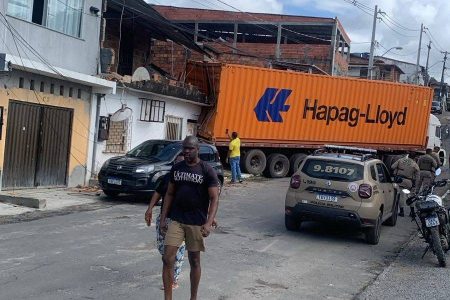 Após acidente em ladeira, caminhão é retirado de casas atingidas em Itinga