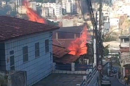 VÍDEO: Incêndio de grandes proporções destrói imóvel e assusta moradores em Brotas