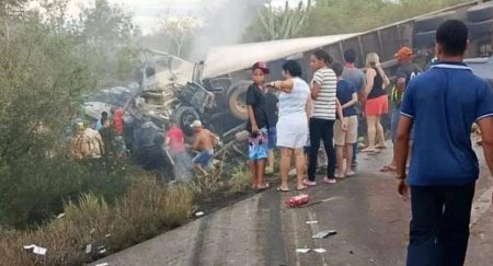 Motorista de caminhão envolvido em acidente com 16 mortos na BR-116 é preso em hospital