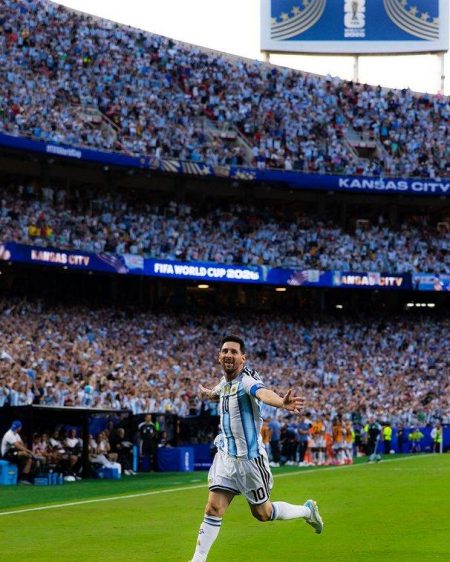 Com três gols de Messi, atual campeã do mundo atropela na estreia e craque iguala marca histórica