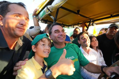 Flávio Bolsonaro é ovacionado durante visita à Bahia Farm Show, no oeste da Bahia