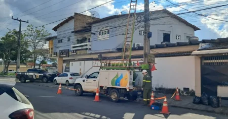 Ação contra ‘gatos’ de energia detém duas pessoas em Feira; desvio abasteceria 6 mil casas