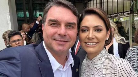 “Vamos trabalhar juntos”, diz Michelle após desentendimento com Flávio Bolsonaro