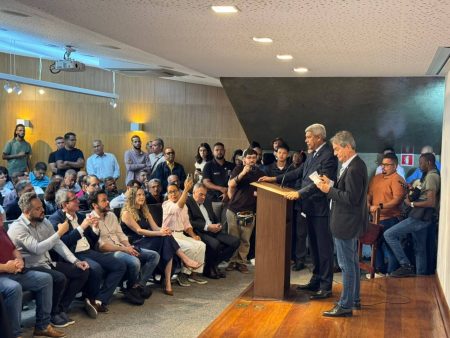 Jerônimo Rodrigues critica Flávio Bolsonaro e o tarifaço: “O bolsonarismo vai ao EUA lamber as botas”