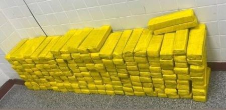 PM apreende 187 tabletes de maconha escondidos em freezer em Feira de Santana
