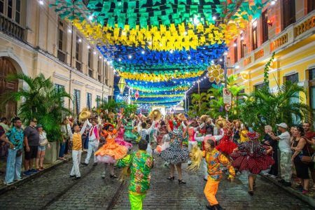 Feira de artesanato, comidas típicas e shows gratuitos movimentam Praça da Sé durante o São João