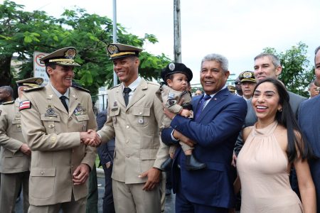 Jerônimo sanciona lei que cria promoções anuais para PMs e bombeiros da Bahia