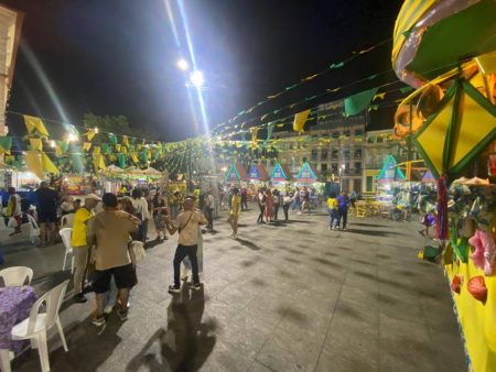 VÍDEO: Feira reúne artesanato, gastronomia e música no Centro Histórico durante festejos juninos