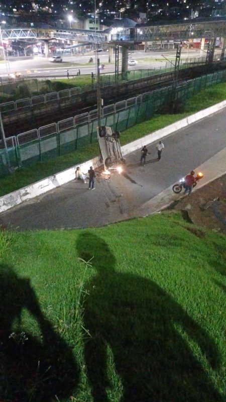 Carro despenca de viaduto em Salvador nas proximidades do antigo Iguatemi
