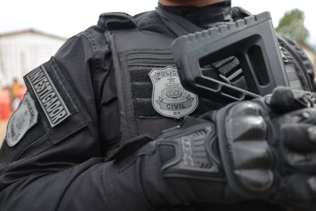 Polícia Civil apreende fuzil e 160 kg de cocaína em laboratório de refino no interior