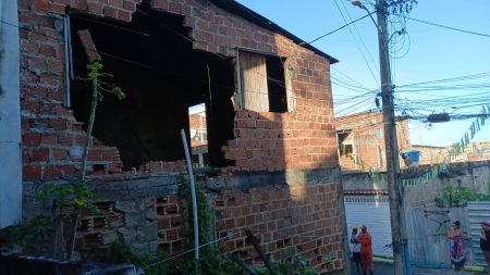 VÍDEO: Imóvel desaba no Lobato e estrutura preocupa moradores