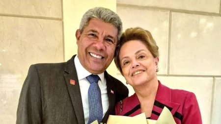 Jerônimo concede mais alta honraria da Bahia a ex-presidente Dilma Rousseff
