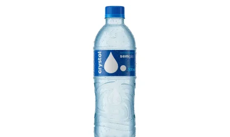 Anvisa determina recolhimento de 374 mil garrafas de água Crystal por contaminação