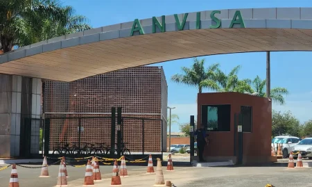 Anvisa atualiza normas de vigilância em portos e aeroportos após alerta da OMS para Ebola