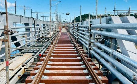 Obras do VLT avançam com instalação dos primeiros trilhos na Ponte São João