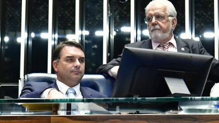 Após operação atingir Jaques Wagner, Flávio Bolsonaro pede CPMI do Banco Master