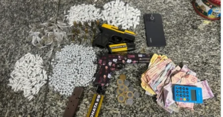 Duas pistolas e drogas são apreendidas após confronto com mortes em Brotas