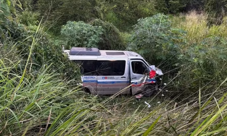 Batida de frente entre caminhonete e van deixa 16 feridos na BR-242