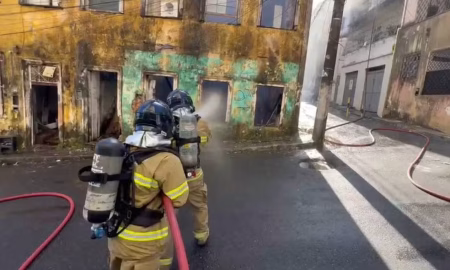 Casarão abandonado pega fogo no Centro de Salvador
