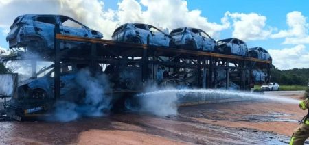 Carreta com 11 carros elétricos pega fogo e provoca interdição na BR-101