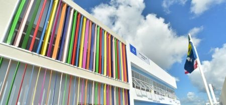 Prefeitura entrega kits escolares para alunos de escolas parceiras da rede municipal