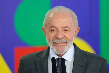 Governo adapta compromissos de Lula para cumprir regras eleitorais