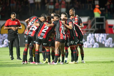 Vitória divulga nota de repúdio após declarações de Abel Ferreira sobre Luan Cândido