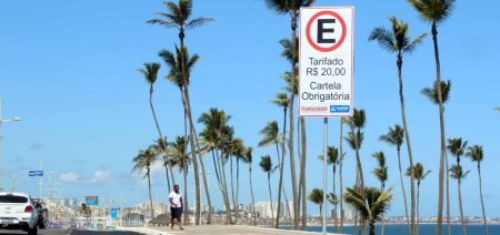 Zona Azul: projeto propõe desconto para carros elétricos e híbridos em Salvador