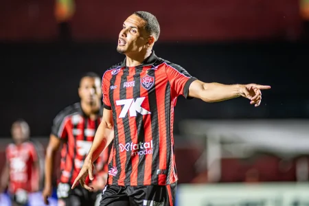 Vitória anuncia rescisão contratual do zagueiro Néris