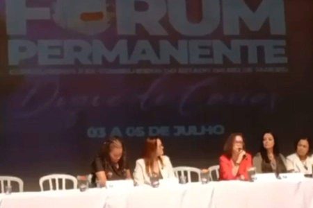 Promotora ameaça deixar mesa após referência a Deus em fórum público e gera debates sobre estado laico