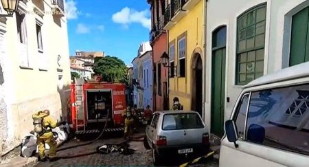 VÍDEO: Incêndio atinge casarão no Centro Histórico de Salvador